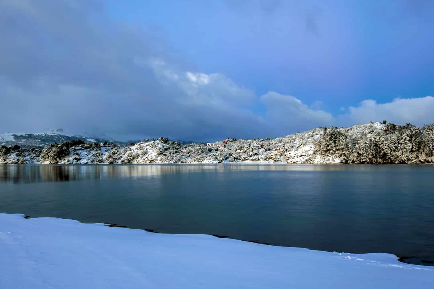 VILLA PEHUENIA: MUITA NEVE E VISUAL ESTONTEANTE NA PATAGÔNIA ARGENTINA