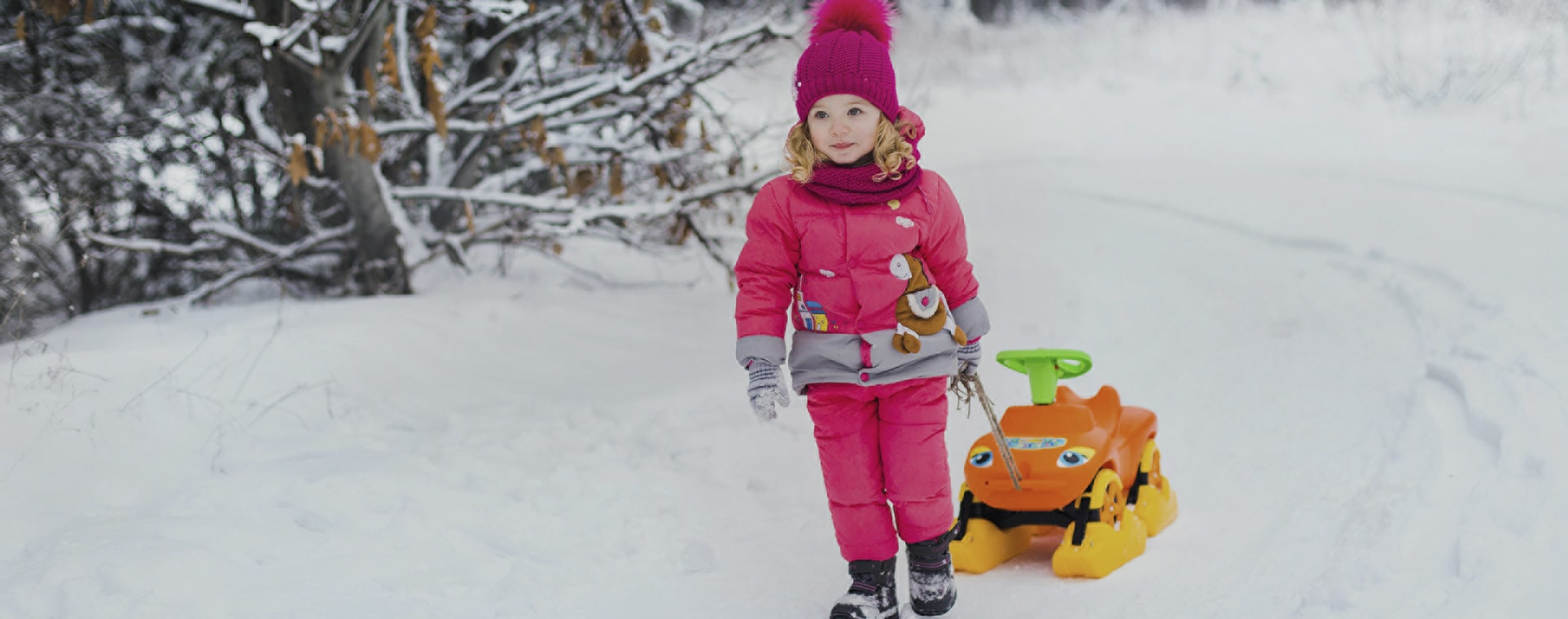 criança na neve para brincar
