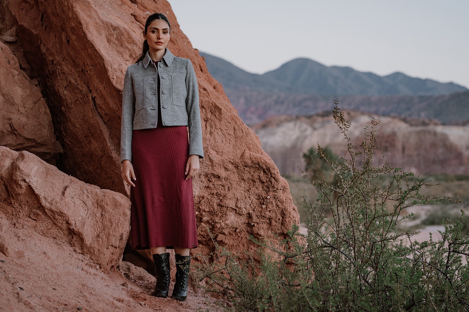 look de inverno com vestido de trico e casaco feminino