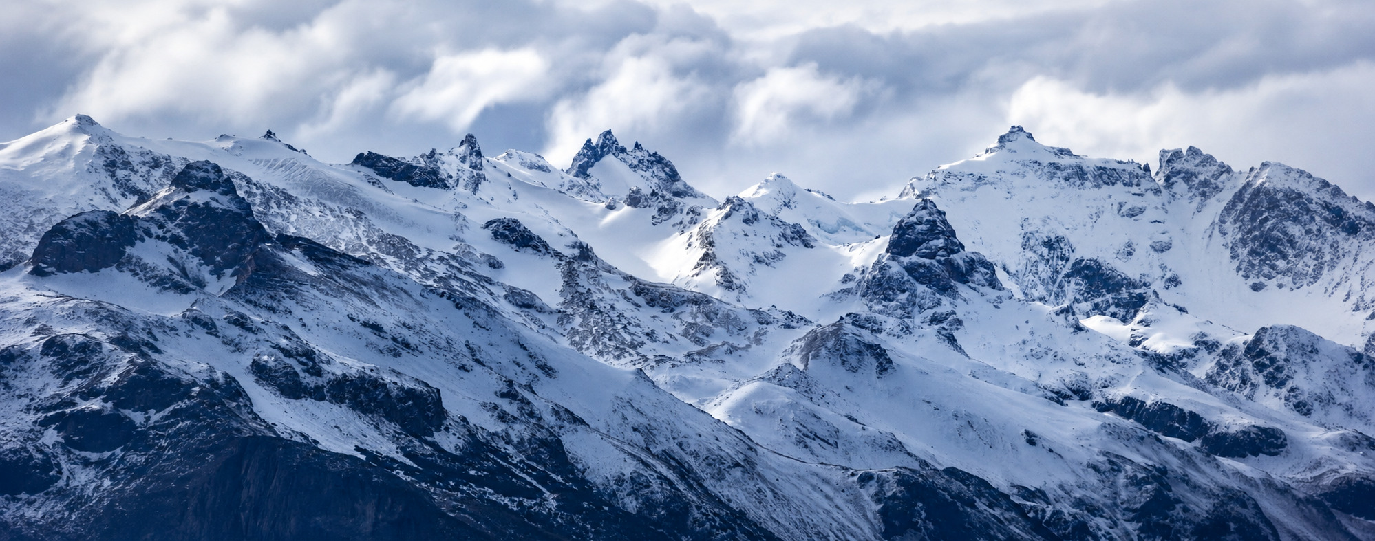 montanha com neve na argentina